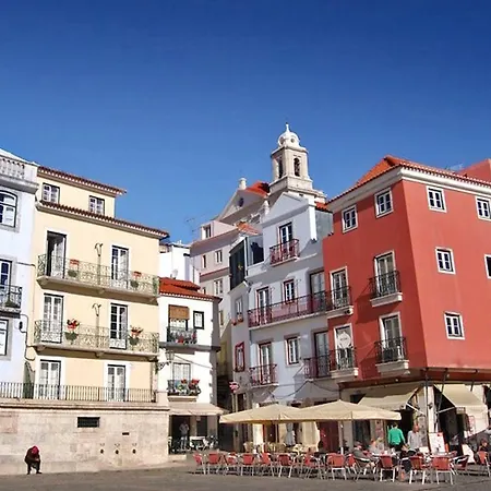 Alfama Sunrise דירה